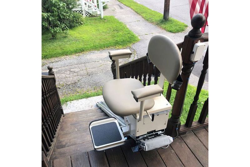 AmeriGlide - Outdoor Deluxe Stair Lift
